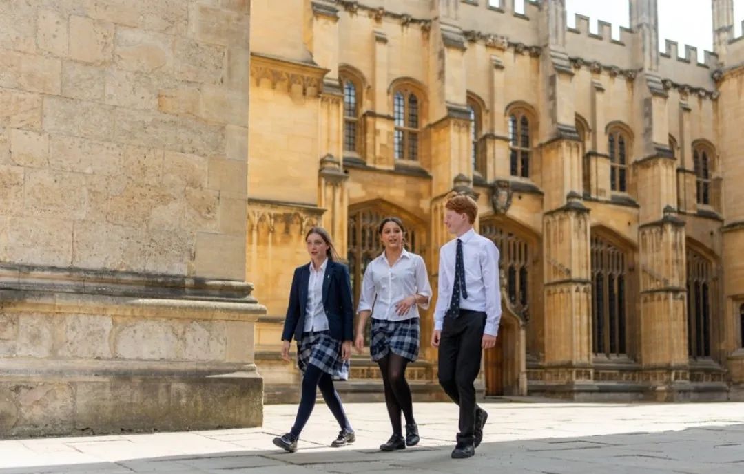 英国初中留学费用
